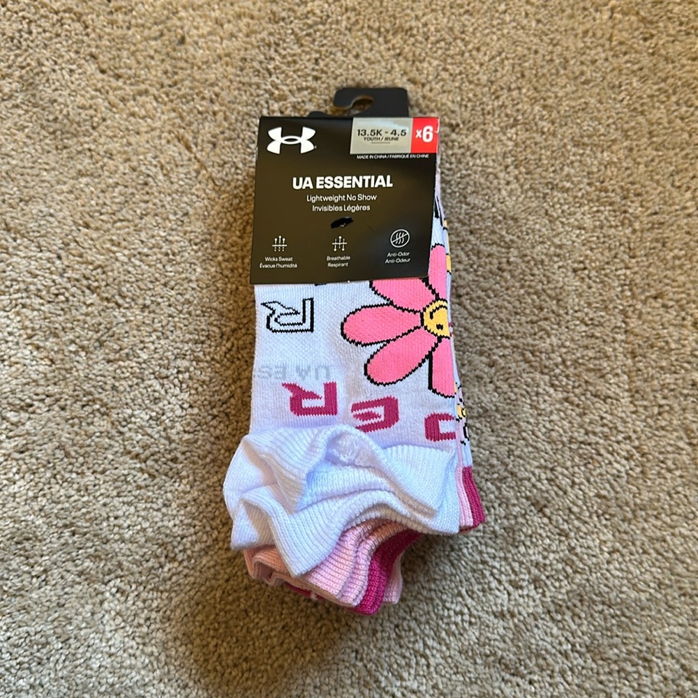 Brand new with tags Under Armour Youth socks, 6 pairs, extra cushion super soft